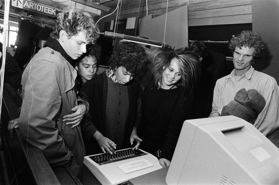 Computerfestival in Amsterdam jongeren rond computer, Bestanddeelnr 932-9829