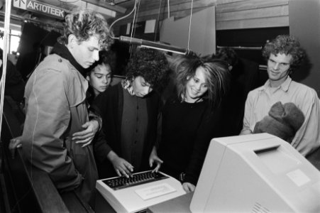 Computerfestival in Amsterdam jongeren rond computer, Bestanddeelnr 932-9829