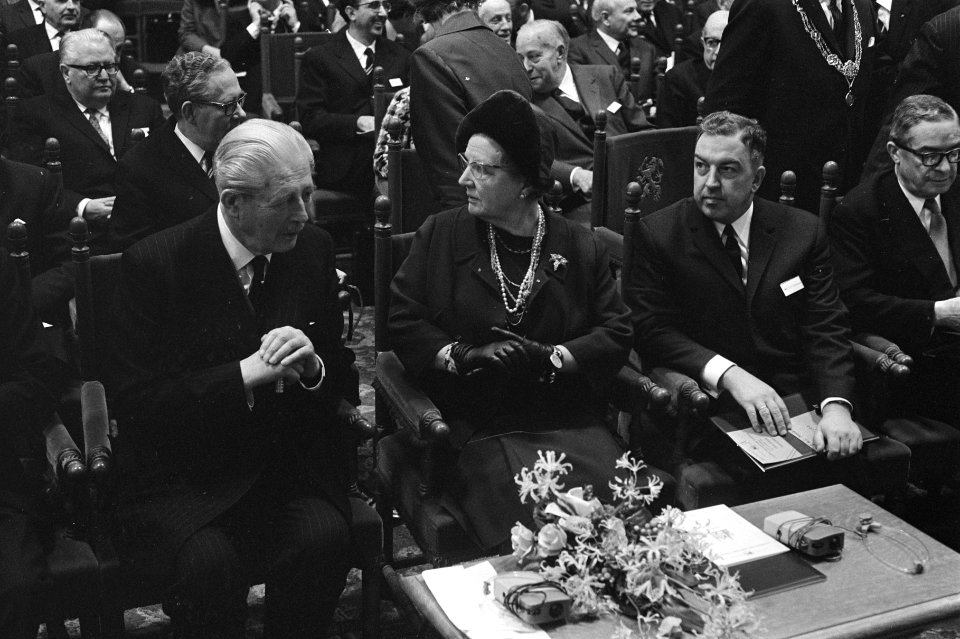 Congres Europese Beweging in Den Haag v.l.n.r. oud-premier Macmillan, koningin J, Bestanddeelnr 921-8373