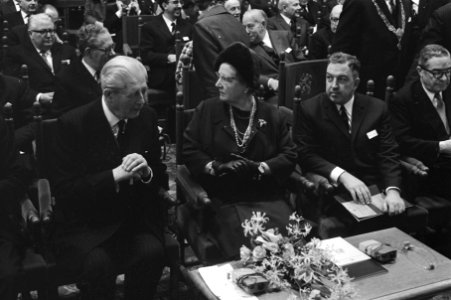 Congres Europese Beweging in Den Haag v.l.n.r. oud-premier Macmillan, koningin J, Bestanddeelnr 921-8373
