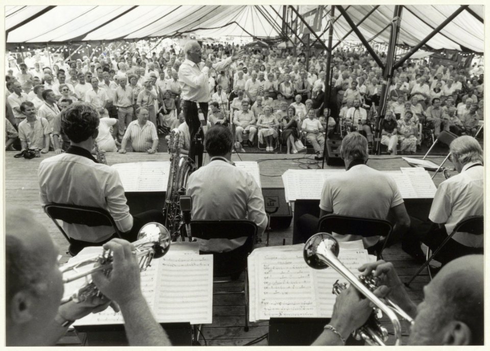 Concert door het orkest The Ramblers o.l.v. Marcel Thielemans in een tent op de Grote Markt t.g.v. Haarlem Jazz Stad. NL-HlmNHA 54031909