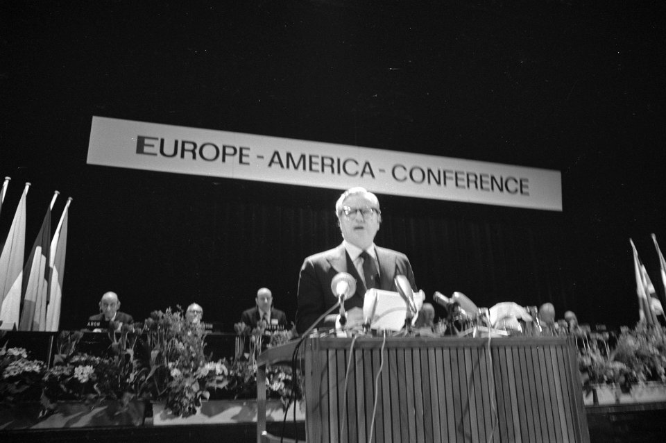 Congres Europa-Amerika in de RAI, Nelson Rockefeller tijdens rede, Bestanddeelnr 926-3013
