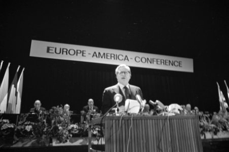 Congres Europa-Amerika in de RAI, Nelson Rockefeller tijdens rede, Bestanddeelnr 926-3013