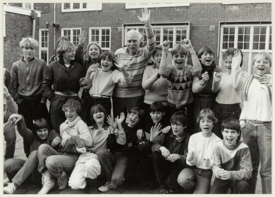 Conciërge A. Vooren temidden van de leerlingen van de Maria Mavo, Koningstraat 20. NL-HlmNHA 54014442