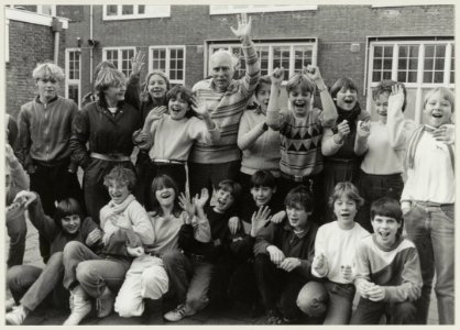 Conciërge A. Vooren temidden van de leerlingen van de Maria Mavo, Koningstraat 20. NL-HlmNHA 54014442
