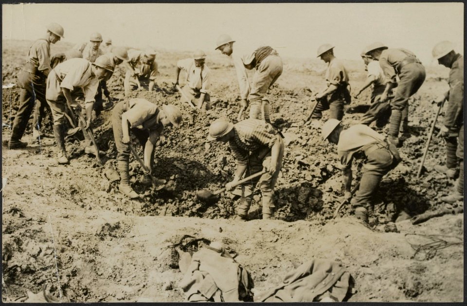 Comrades-in-arms British Tommies and French Poilus working side by side in the , Bestanddeelnr 158-1762