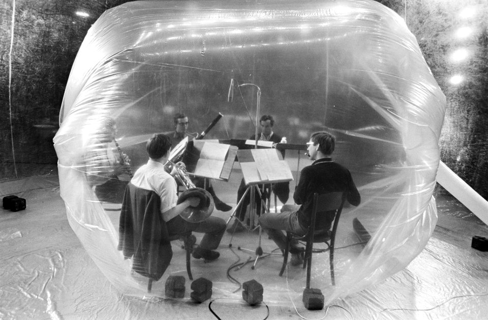 Concert in Carre. De musici zitten in een grote opgeblazen plastic zak, Bestanddeelnr 921-4028