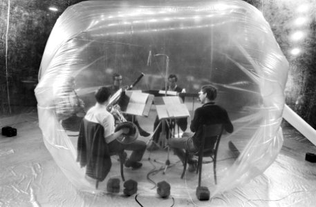 Concert in Carre. De musici zitten in een grote opgeblazen plastic zak, Bestanddeelnr 921-4028