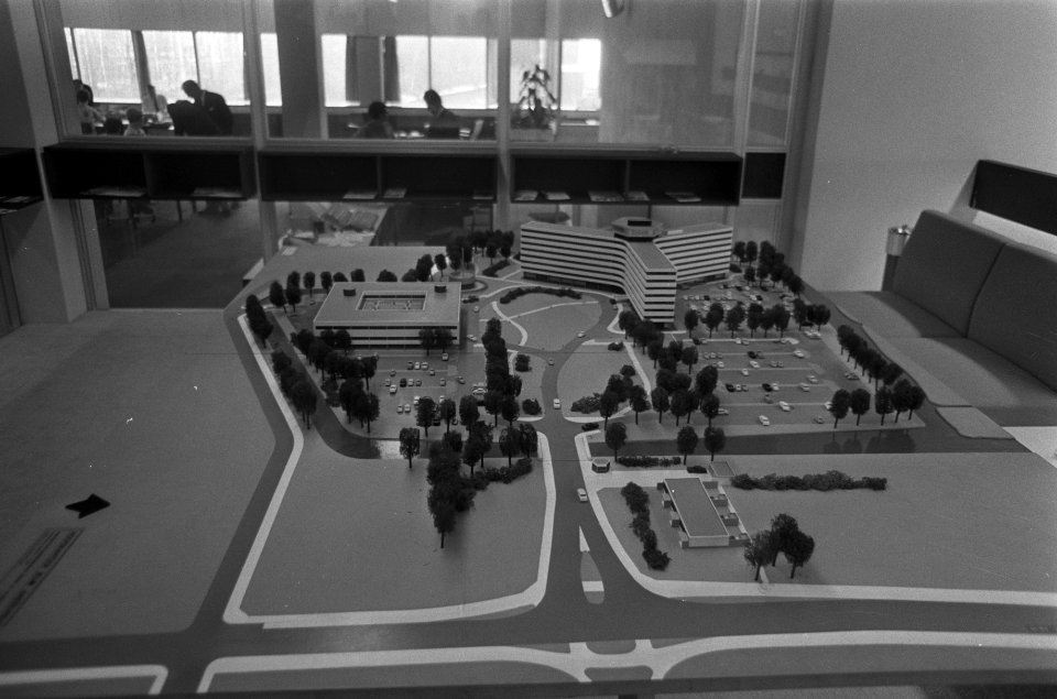 Computergebouw van KLM voor automatische boekingsmethode Corda in Amstelveen. , Bestanddeelnr 923-3370