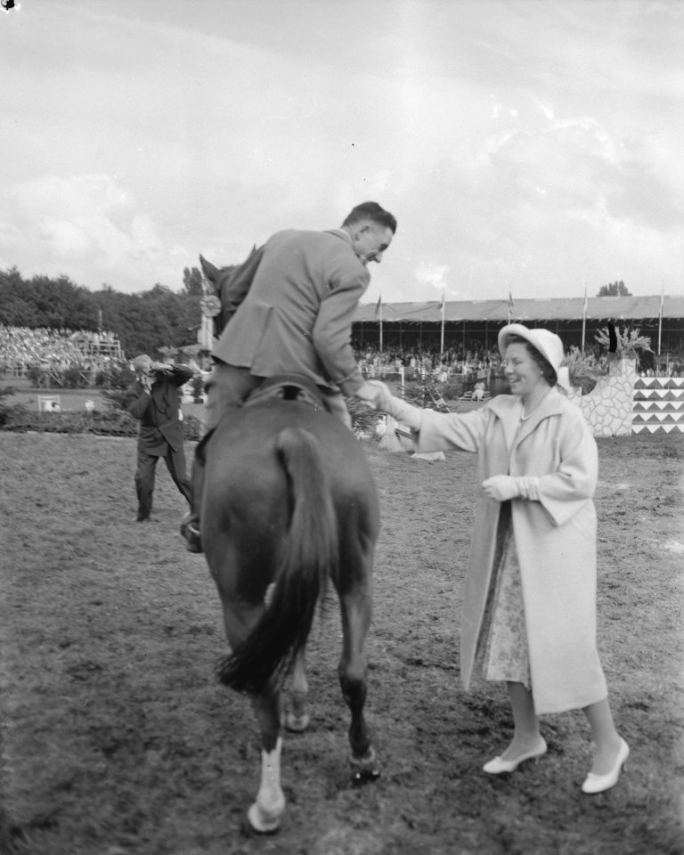 Concours hippique te Rotterdam Beatrix reikt prijs uit, Bestanddeelnr 909-8304