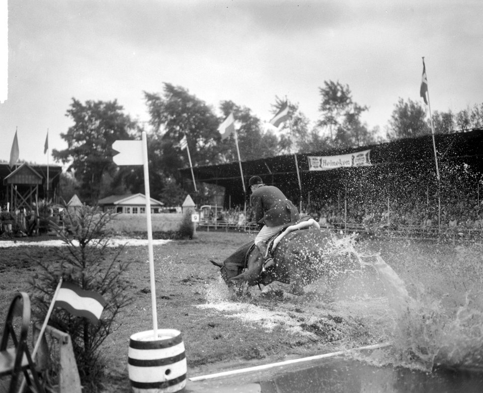 Concours Hippique te Rotterdam, de Hollander Veldstra kwa te vallen maar reed we, Bestanddeelnr 918-1424