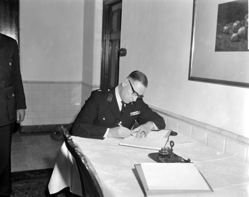 Condolatieregister op Het Loo te Apeldoorn getekend, Bestanddeelnr 914-5605