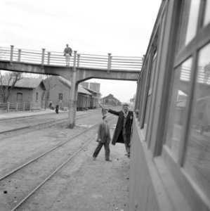 Conducteur geeft een vertreksein op een station, Bestanddeelnr 255-5786