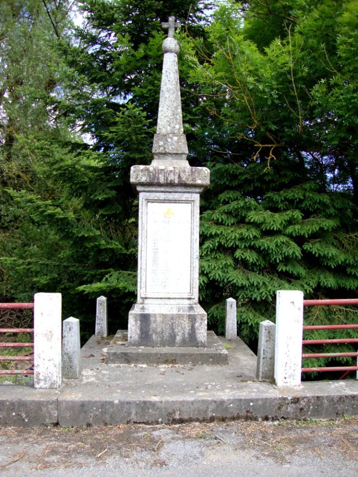 Condomines (Nages, Tarn, Fr) monument aux morts