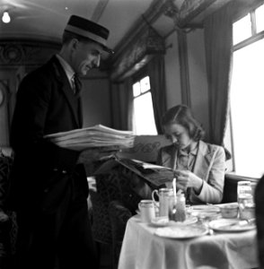 Conducteur verkoopt kranten in de restauratiewagon, Bestanddeelnr 254-3528