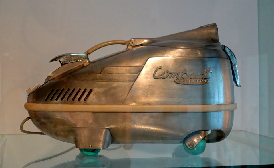 Compact Electra vacuum cleaner (model C6EPB) by Harold S. Ryden, Interstate Engineering Corp., Anaheim, CA, c. 1955, aluminum, steel, plastic - Montreal Museum of Fine Arts - Montreal, Canada - DSC09023