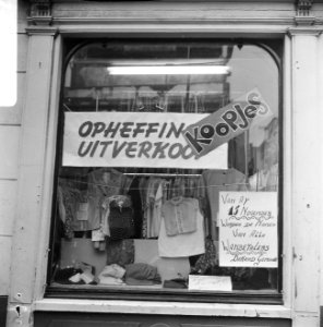 Confektiehuis t Hoekje in Jordaan waarschuwt wanbetaler, Bestanddeelnr 920-8447