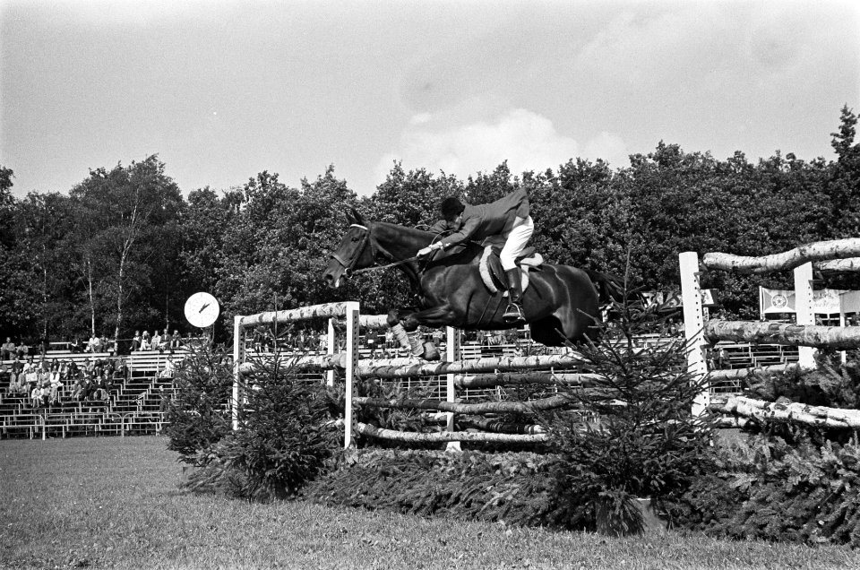 Concours Hippique te Rotterdam. De Franse ruiter Laurant Fabius met Hugo II in a, Bestanddeelnr 915-4815