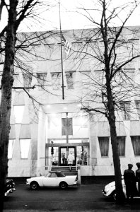 Condoleancebezoek op de Ambassade te Den Haag bij overlijden van president Kenne, Bestanddeelnr 915-7715