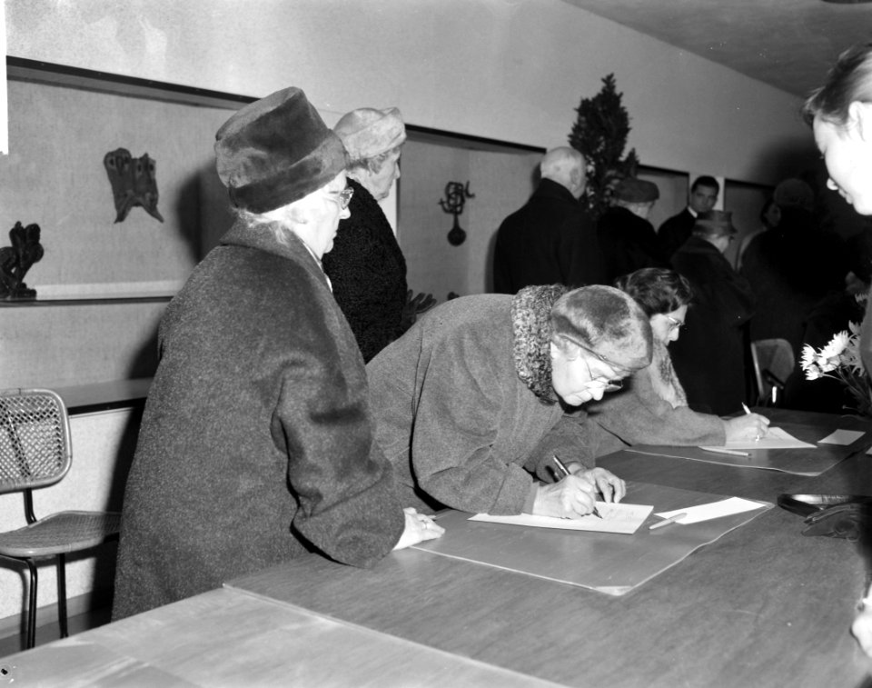 Condoleance registers tekenen in Stedelijk Museum, Bestanddeelnr 914-5774