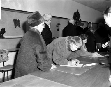 Condoleance registers tekenen in Stedelijk Museum, Bestanddeelnr 914-5774