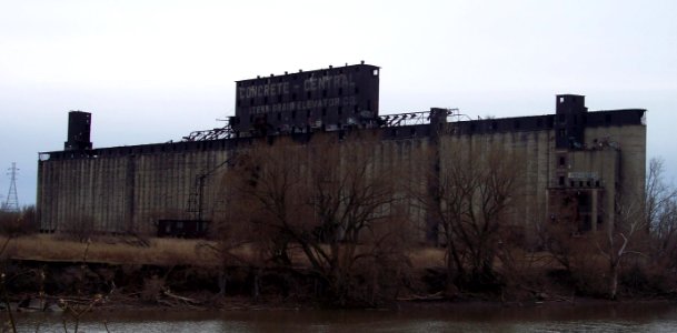 Concrete central grain elevator