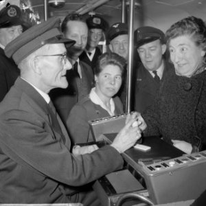 Conducteur Piet Stern met pensioen na 45 jaar dienst bij de gemeente-tram, Bestanddeelnr 914-5134