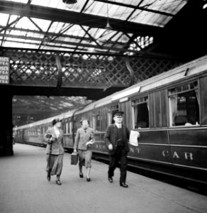 Conducteur en twee reizigers op het perron van Waverley Station, Bestanddeelnr 254-3516
