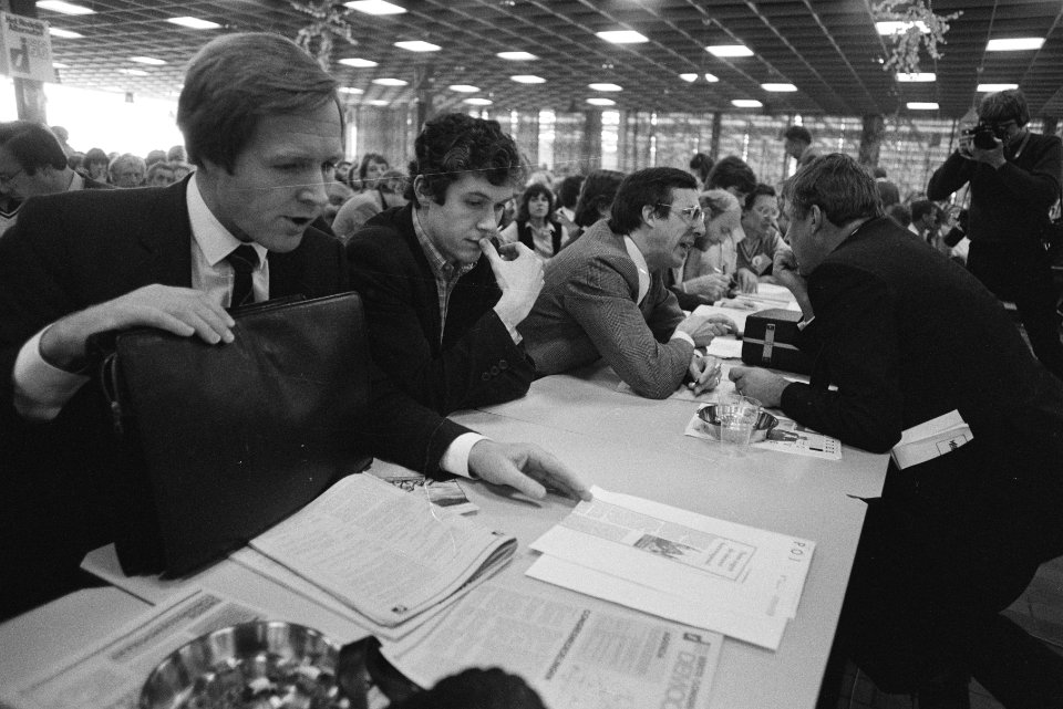 Congres D66 in Utrecht, links Terlouw naast hem vice-voorzitter Van Oorschot, Bestanddeelnr 931-1248