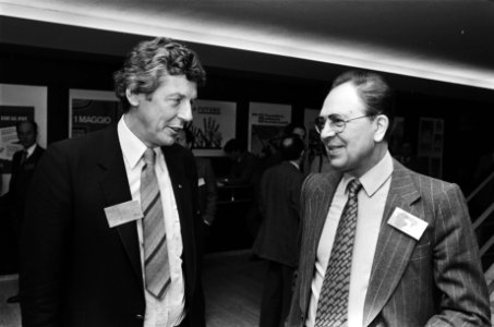 Congres Europees Vakverbond in Den Haag . Wim Kok en zijn opvolger De Bunne (r.), Bestanddeelnr 932-1149