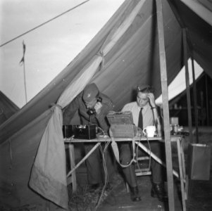 Communicatiecentrum in tent met luchtmachtpersoneel, Bestanddeelnr 900-5483