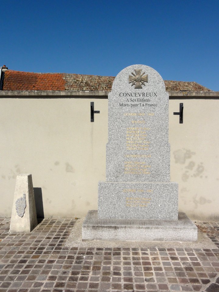 Concevreux (Aisne) monument aux mort + petit monument corse