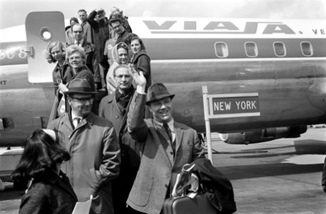Concertgebouworkest vertrokken naar Amerika, op vliegtuigtrap vlnr Herman Kr, Bestanddeelnr 916-3412