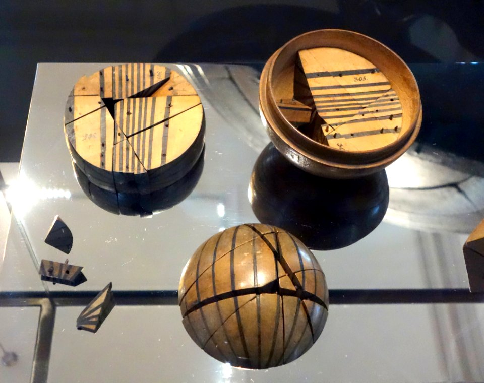 Composite sphere by Ehrenfried Walther von Tschirnhaus, c. 1700, divided into pieces by seven straight cuts and additional black lines - Mathematisch-Physikalischer Salon, Dresden - DSC08148