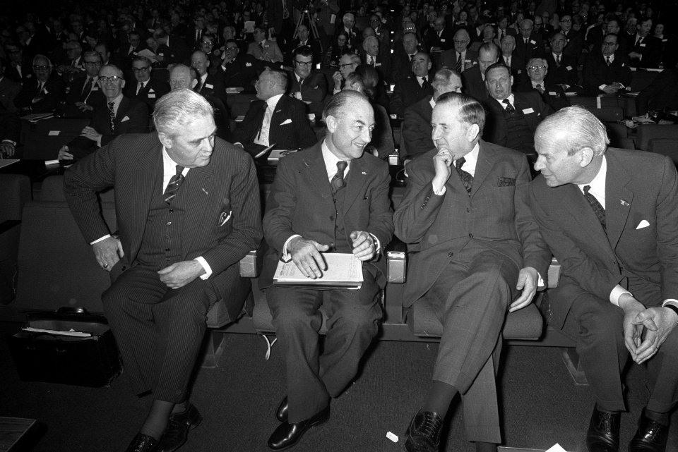 Congres Europa-Amerika in de RAI, v.l.n.r. de Ministers Geertsema, Schmelzer, Van Veen en Koster, Bestanddeelnr 926-3014