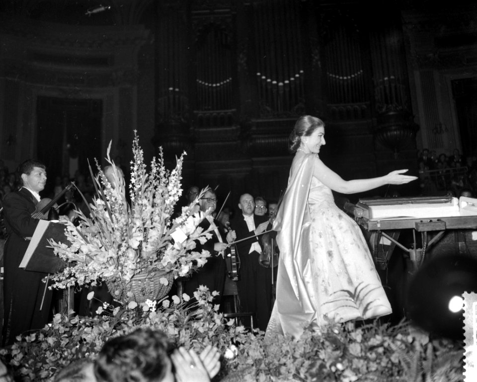 Concert van Maria Callas in het Concertgebouw te Amsterdam, Maria Callas bedankt, Bestanddeelnr 910-5164