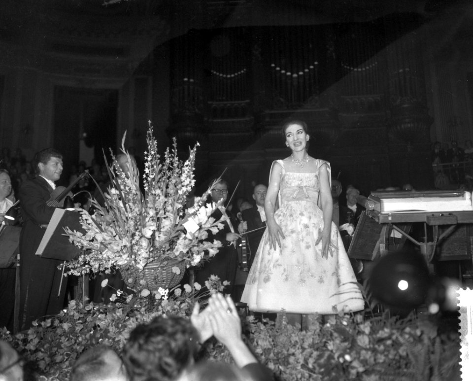 Concert van Maria Callas in het Concertgebouw te Amsterdam, Maria Callas bedankt, Bestanddeelnr 910-5165