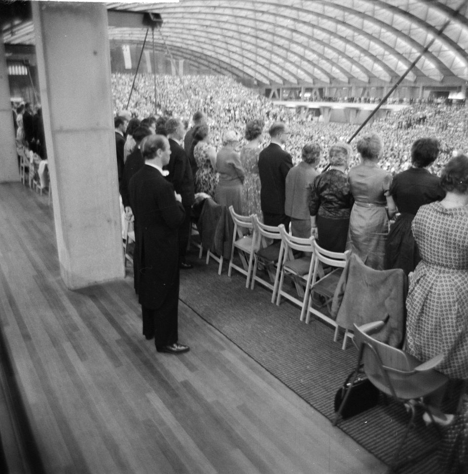Concert van het Concertgebouworkest in de RAI Bernhard Haitink luistert tussen , Bestanddeelnr 912-6086
