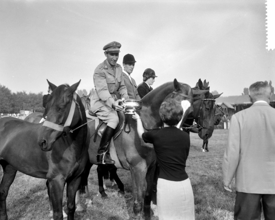 Concours Hippique in Rotterdam Aanbieding beker, Bestanddeelnr 912-8786