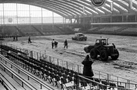 Concours Hippique in het RAI-gebouw. De manege wordt bewerkt met walsen, Bestanddeelnr 915-6919