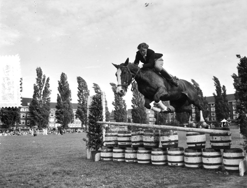 Concour hippique Amsterdam. Prinses Irene in actie sprong, Bestanddeelnr 907-8773