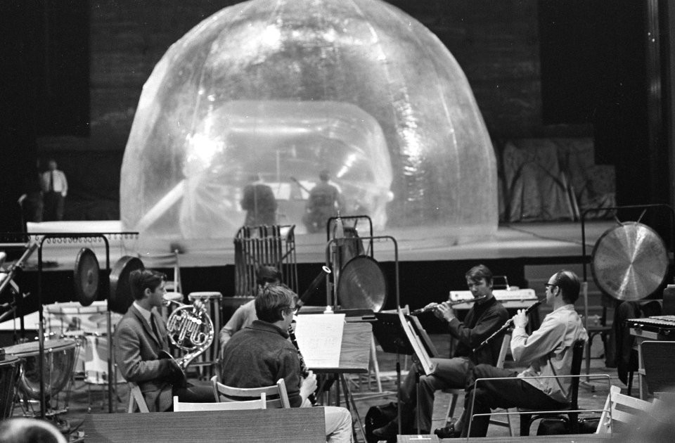 Concert in Carre. Op de voorgrond de musici in zaal, op de achtergrond de musici, Bestanddeelnr 921-4029