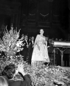 Concert van Maria Callas in het Concertgebouw te Amsterdam, Maria Callas bedankt, Bestanddeelnr 910-5166