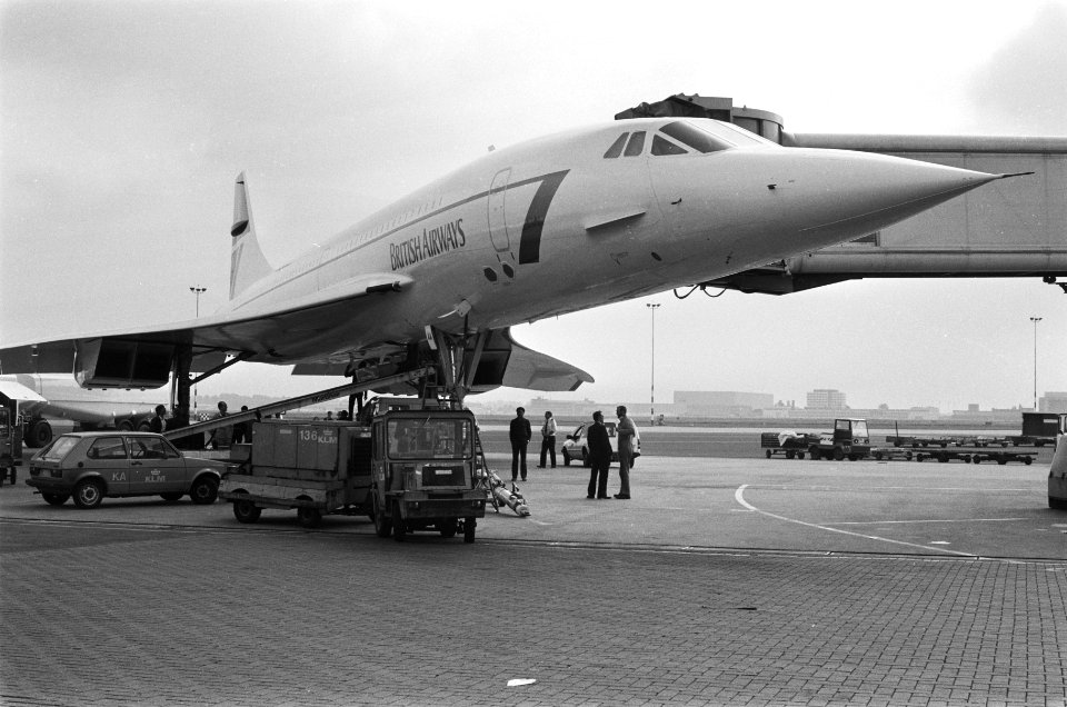 Concorde (supersonisch passagiersvliegtuig) landt op Schiphol, Bestanddeelnr 933-4545