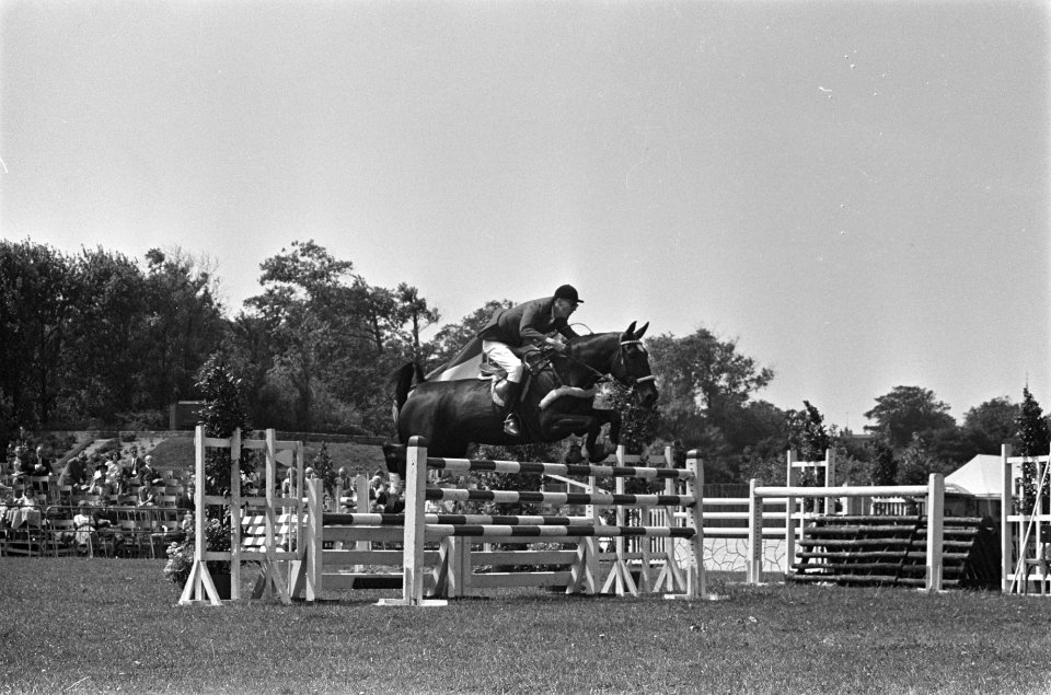 Concours Hippique te Den Haag Axel met mejuffrouw M Koster tijdens de barrage, Bestanddeelnr 915-3685