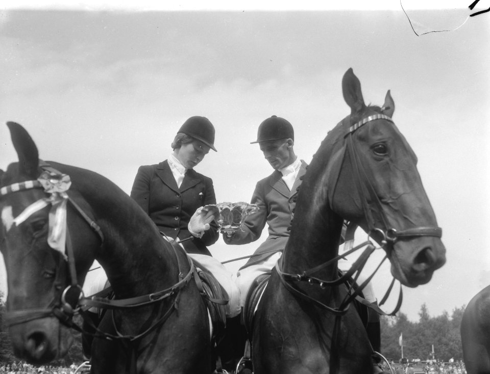 Concours hippique te Rotterdam mejuffrouw Clement en Tiedeman, Bestanddeelnr 909-8301
