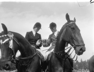 Concours hippique te Rotterdam mejuffrouw Clement en Tiedeman, Bestanddeelnr 909-8301