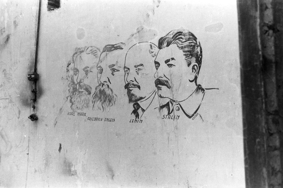 Communistische raffiti op een muur De koppen van Marx, Engels, Lenin en Stalin, Bestanddeelnr 362-2-1