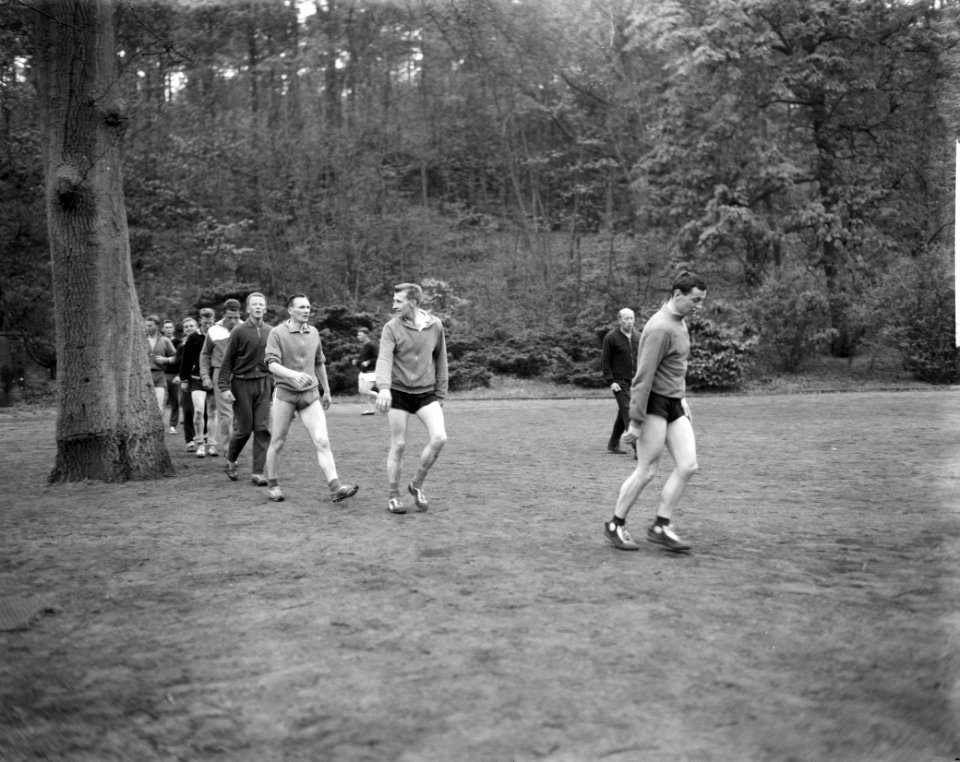Conditietraining Nederlandse Schaatskernploeg te Overveen N van der Grift en tr, Bestanddeelnr 913-9115
