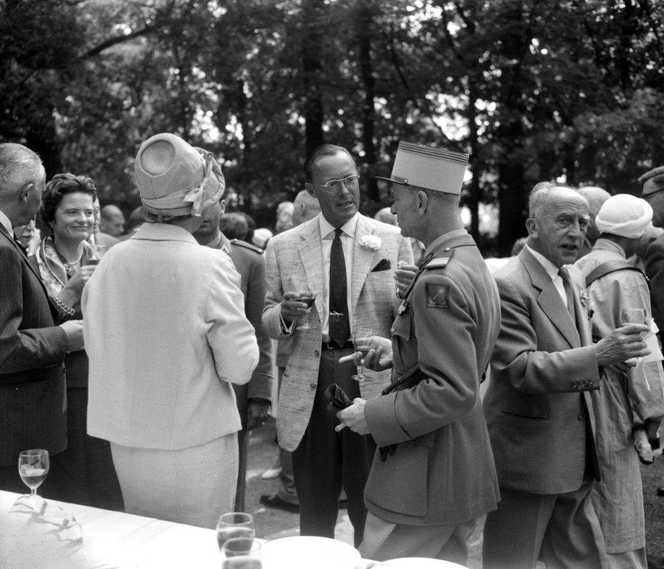 Concours Hippique te Rotterdam Prins Bernhard , prinses Beatrix in het kamp van, Bestanddeelnr 912-8917
